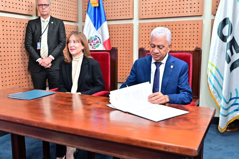Para capacitar nuevos senadores y formar a sus colaboradores el Senado y OEI firman acuerdo