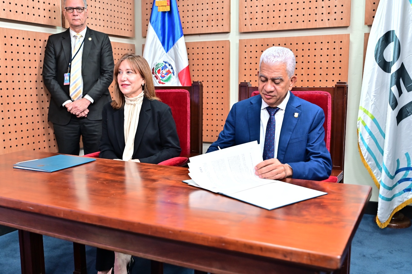 Para capacitar nuevos senadores y formar a sus colaboradores el Senado y OEI firman acuerdo