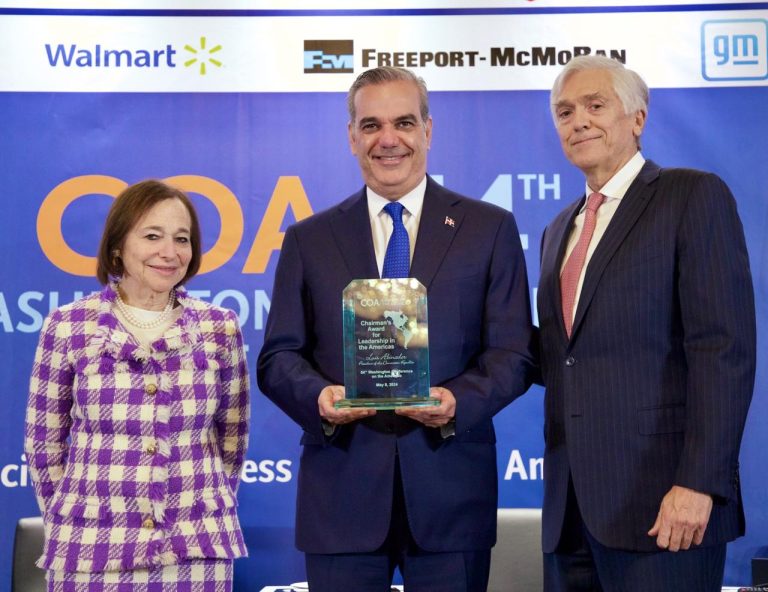 Luis Abinader Recibe el Premio Chairman’s Award por su Liderazgo en la Región