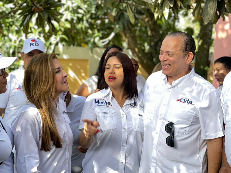 El equipo político Team Élite respalda a Carolina Mejía en eventos políticos en Salcedo