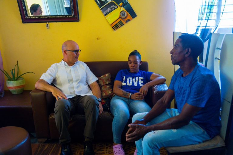 Ministro Igor Rodríguez visita familiares de adolescente encontrada muerta Bonao