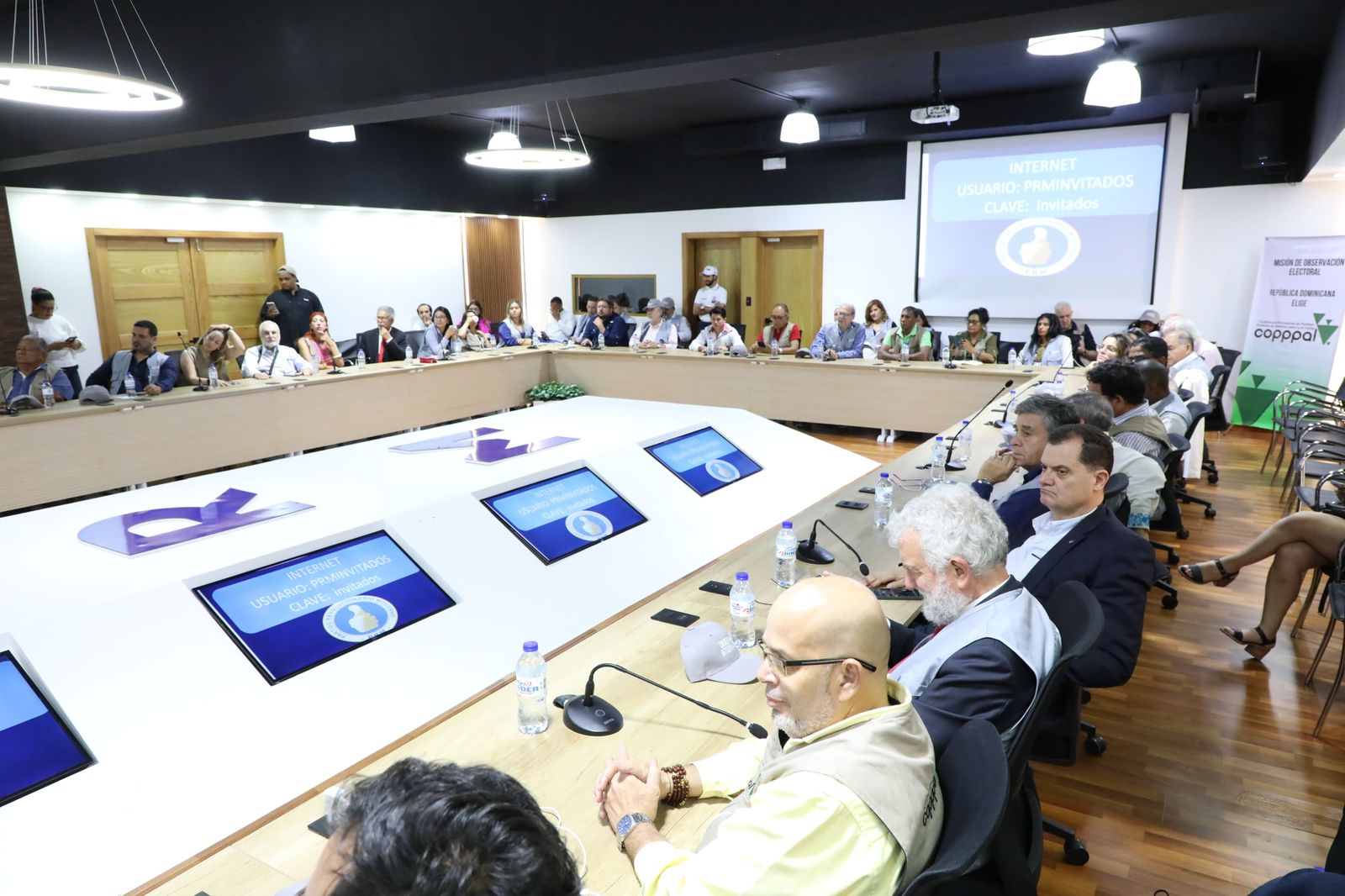 Delegación Internacional de Observadores se reúne con líderes del PRM para supervisar elecciones dominicanas