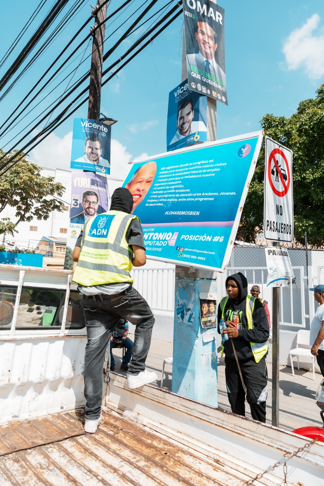 ADN emprende campaña de limpieza retirando propaganda política del Distrito Nacional