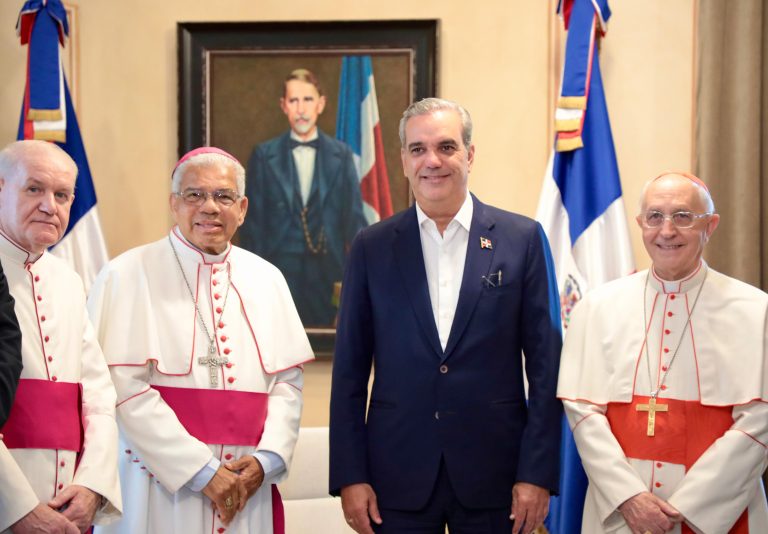 Abinader recibe al cardenal italiano Fernando Filoni