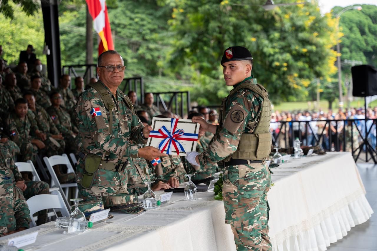 Ceremonia de Graduación del Ejército de República Dominicana: Fortalecimiento de la Institución con Nuevos Soldados y Líderes