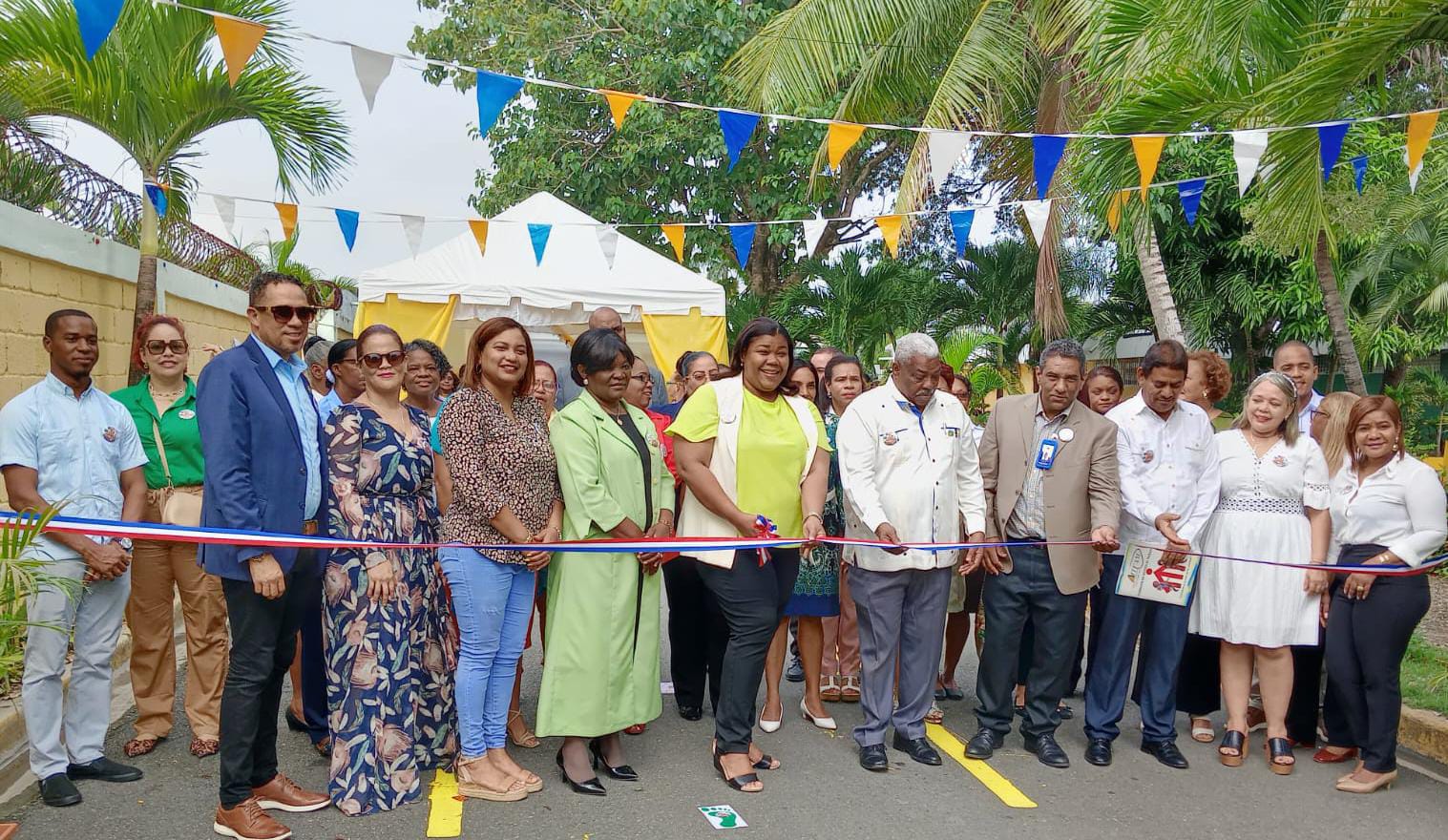 Santo Domingo - El Distrito Educativo 10-03 dio inicio a su XIV Feria de Innovaciones Pedagógicas 2024, una destacada iniciativa dedicada a los gestores del Subsistema de Adultos, PREPARA y Laborales. Esta feria es una oportunidad para que los estudiantes exhiban sus producciones, demostrando los conocimientos, habilidades y competencias adquiridas durante el año escolar. La licenciada Eduvigen Rosario González, directora distrital, resaltó el propósito de la feria, que es dar a conocer los logros y aprendizajes de los estudiantes en diversas áreas. A pesar de los desafíos enfrentados durante la pandemia, se destacó el compromiso de los directores docentes en el acompañamiento a los estudiantes, asegurando que se evidenciaron los aprendizajes alcanzados. Por su parte, la directora adjunta, Bienvenida Soto Ponsinil, destacó el trabajo realizado por los estudiantes en cada una de las exhibiciones de la feria, reflejando el compromiso y la dedicación de la comunidad educativa. Bajo el lema "Innovaciones Pedagógicas en Marcha: Transformando Caminos Hacia el Futuro", los estudiantes de diversos centros educativos presentaron proyectos innovadores. Desde "Viaje Conociendo mi País, República Dominicana" hasta "Sistema Contra Incendio", los estudiantes mostraron su creatividad y habilidades en diversas áreas. Además, se destacaron las muestras de Tecnologías de la Información y la Comunicación (TIC) presentadas por el Instituto Tecnológico Fabio Amable Mota, así como los talleres de belleza, artesanías y manualidades ofrecidos por las escuelas laborales y el centro de Educación Especial, San Lorenzo de Los Mina. La feria, que este año se realiza por Micro Redes en diferentes fechas y lugares, permitirá a los estudiantes mostrar sus producciones con mayor tiempo y detalle. El montaje de la Feria de Innovaciones Pedagógicas estuvo a cargo de los técnicos del Distrito, bajo la coordinación de Malta Ventura Ventura, con el apoyo de una comisión dedicada. El evento contó con la presencia de importantes personalidades, incluyendo representantes del Ministerio de Educación, líderes comunitarios y religiosos, quienes acompañaron la apertura de esta celebración educativa. Educación para personas jóvenes y adultas: La Ley Orgánica de Educación 66-97 establece que el Subsistema de Educación de Adultos tiene como objetivo la formación integral y permanente de adultos, brindando oportunidades para la educación y la integración laboral del país.