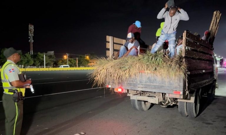 Agente de la DIGESETT sorprende indocumentados ocultos en camión durante operativos nocturnos