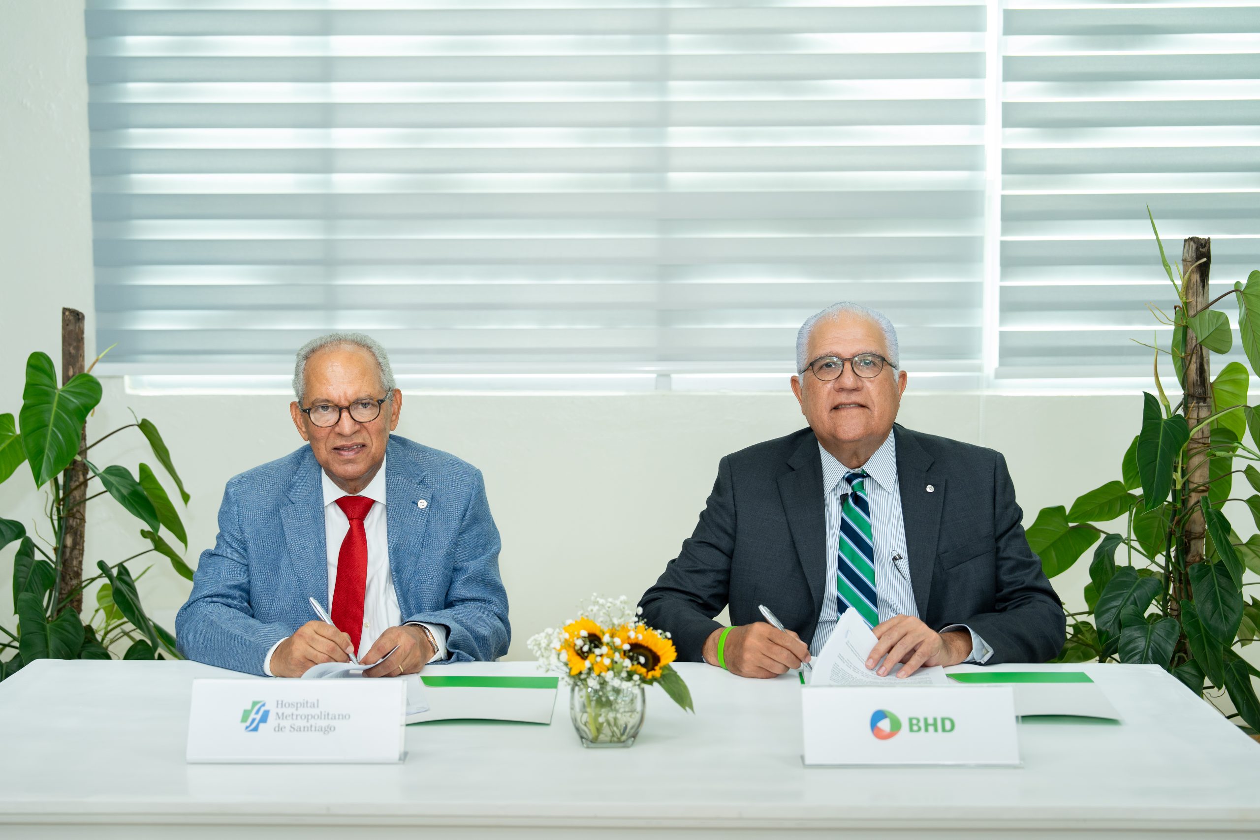 HOMS y Banco BHD facilitan financiamiento para médicos en nuevo centro de especialidades