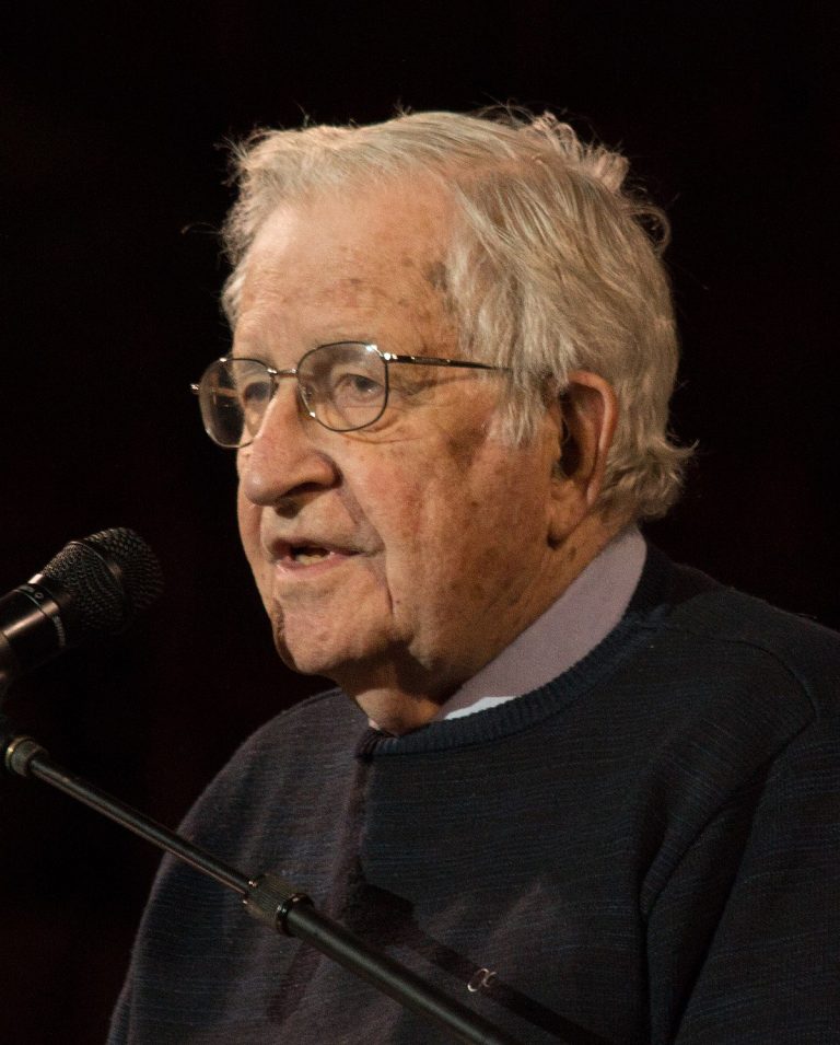 Valeria Wasserman Desmiente Rumores sobre la Muerte de Noam Chomsky