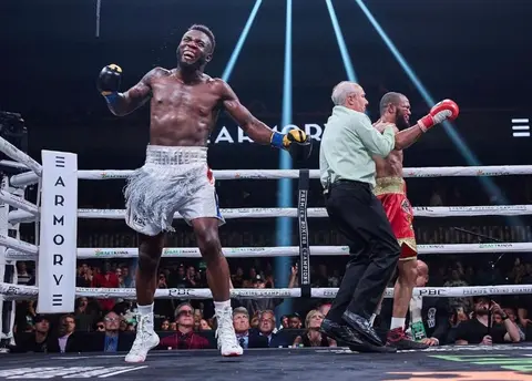 Carlos Adames retiene su título en una polémica decisión en Arabia Saudita