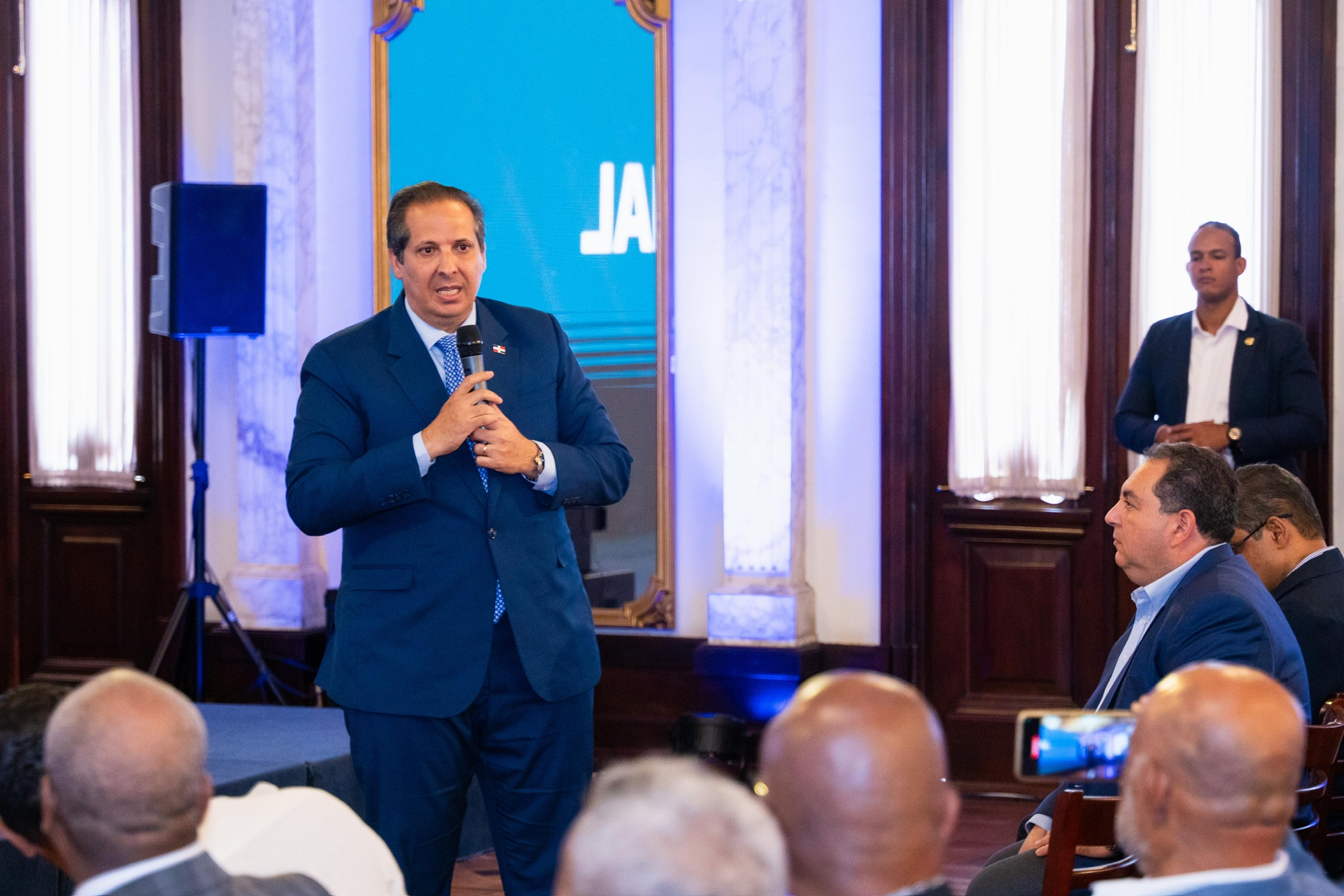 Ministro de Salud, Víctor Atallah, Lanza la Campaña "Ganémosle al Dengue"