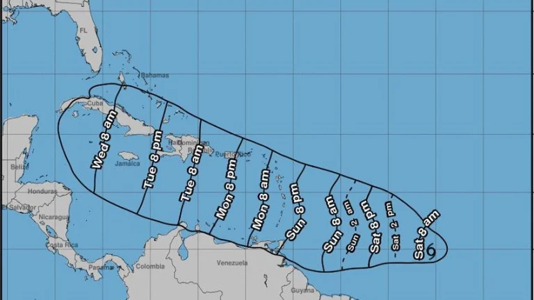 Huracán Beryl Se Intensifica, Advertencias Emitidas por el NHC