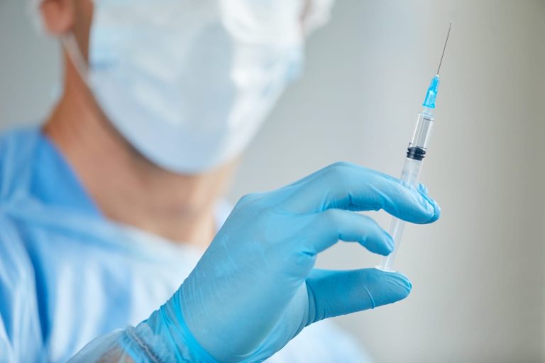 Ministerio de Salud recibe 10,000 vacunas Covid-19 para continuar el reforzamiento en personas vulnerables