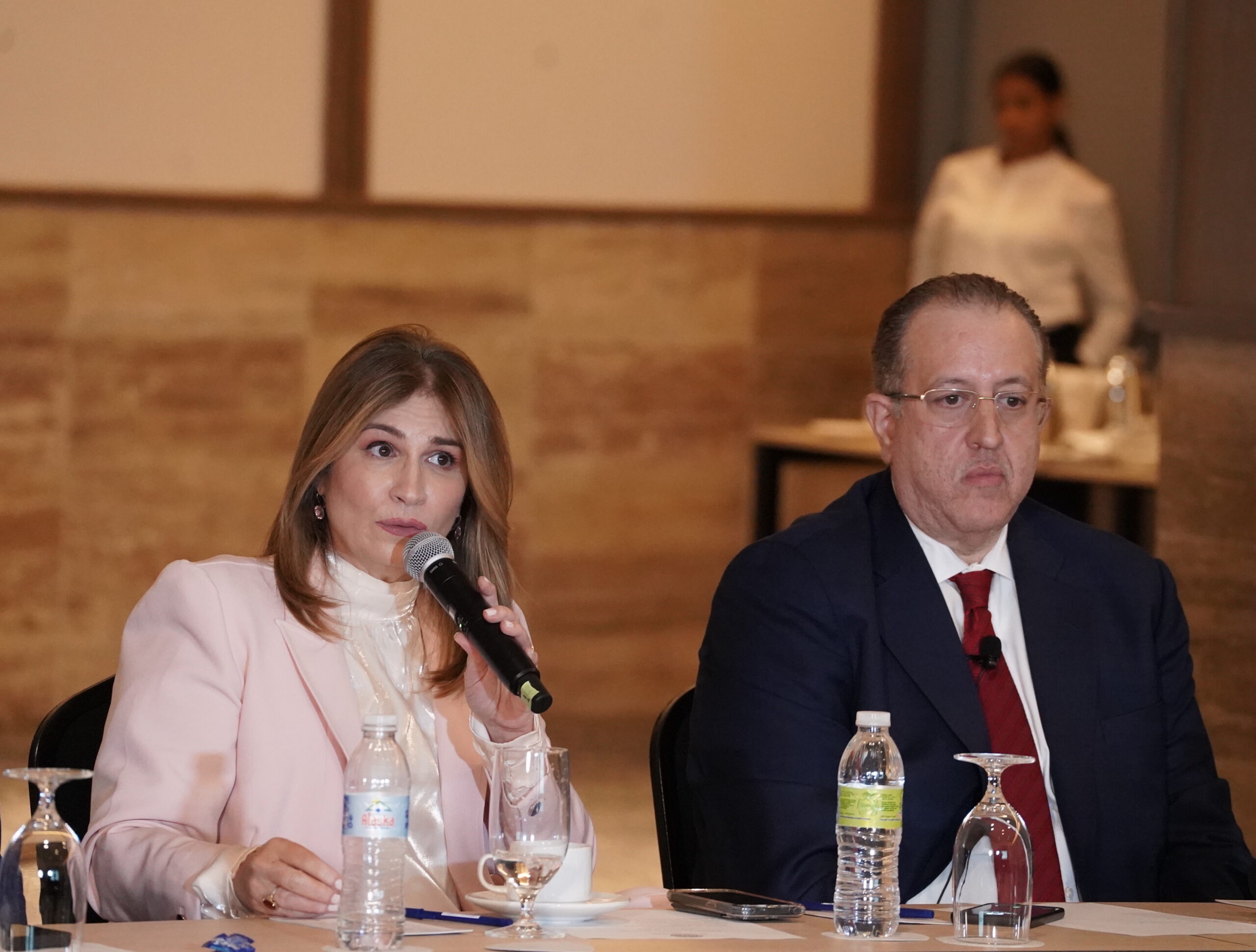 Adopron presenta conclusiones de estudio: Carga fiscal desmedida al ron afecta recaudaciones del Estado, a productores y consumidores