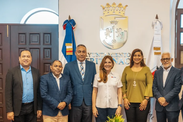 La Alcaldesa Carolina Mejía Reafirma Compromiso con la Cultura al Recibir Delegación de ADOPAE