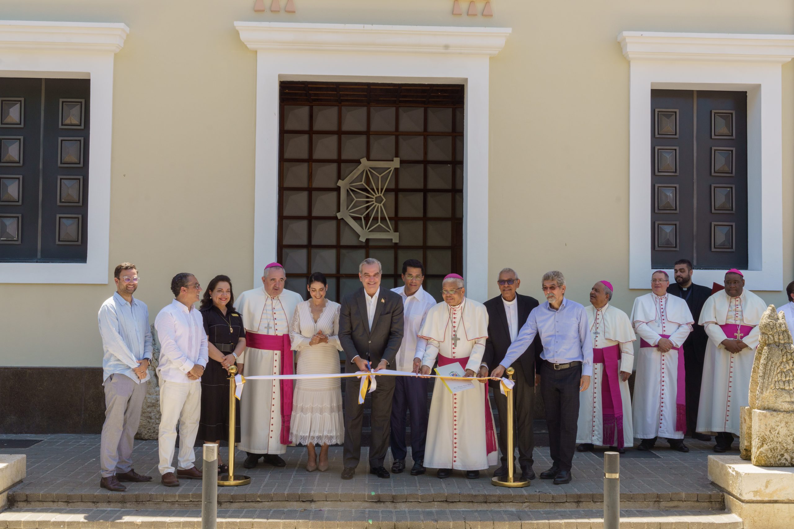 El presidente Abinader y el ministro Collado entregan el museo de la Catedral Primada de América, remozado y modernizado, a la Iglesia
