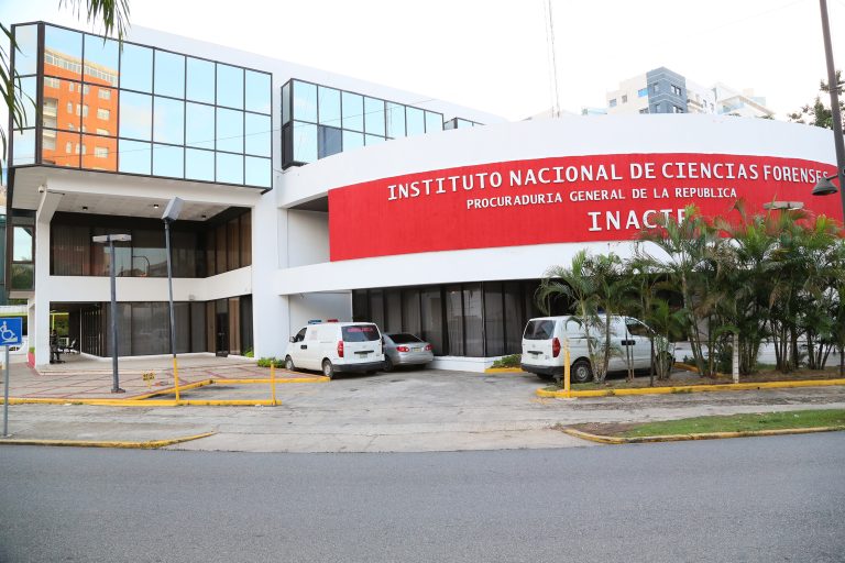 Tragedia en Gascue: Inacif levanta cuerpos de presuntos hermanos en hecho violento