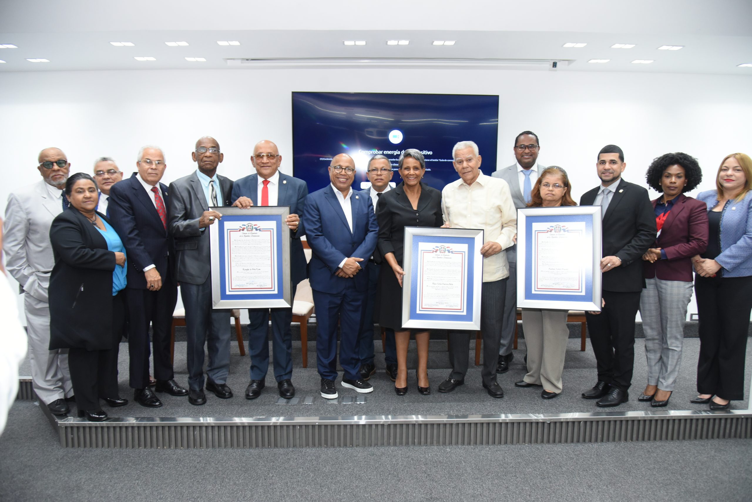 Cámara de Diputados honra a destacados ciudadanos por sus contribuciones