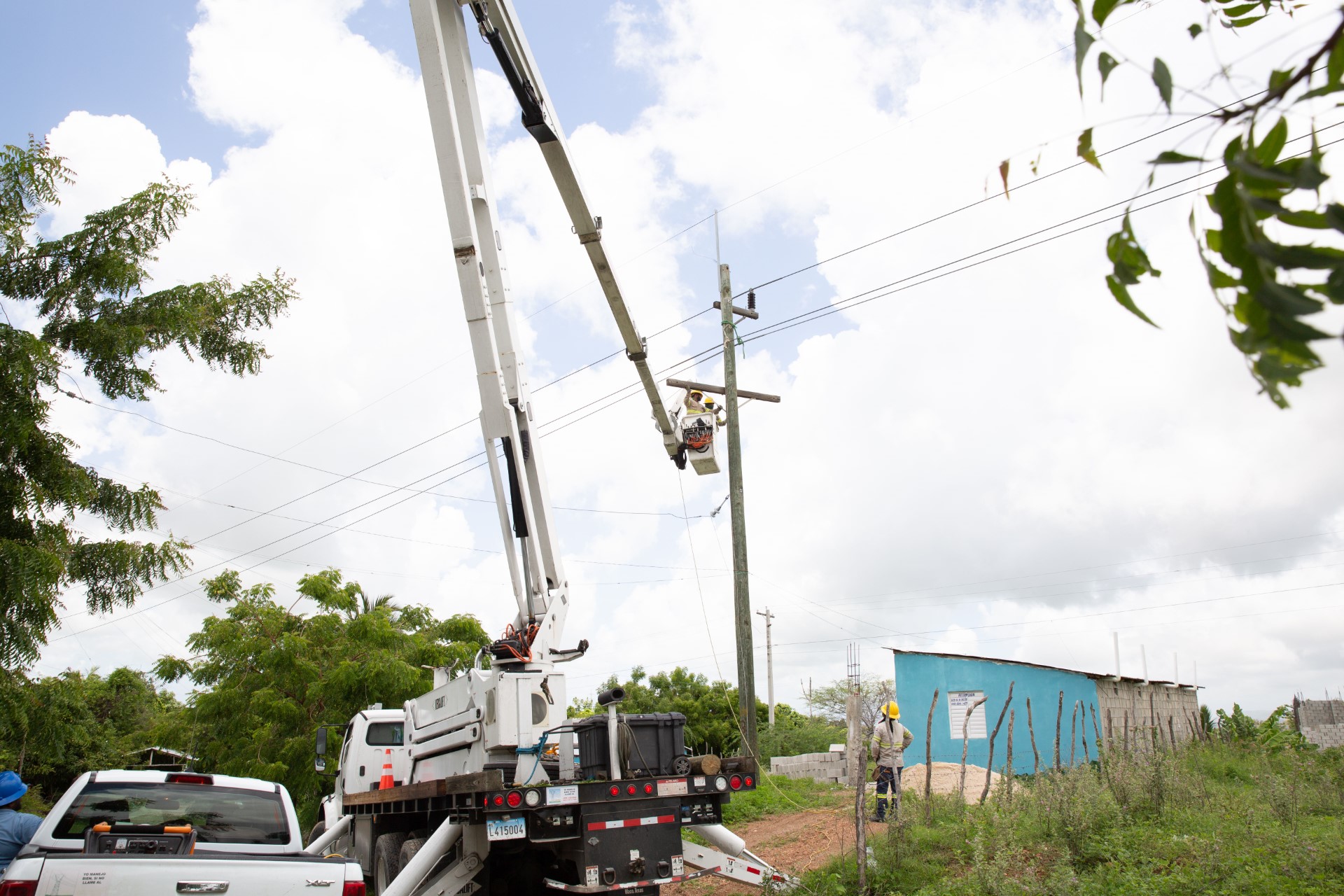 ETED Trabaja en Reemplazo de Postes en Línea 69 kV Dajao-Sabana Perdida