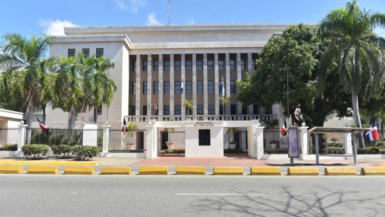 Educación aclara proceso voluntario para plazas docentes