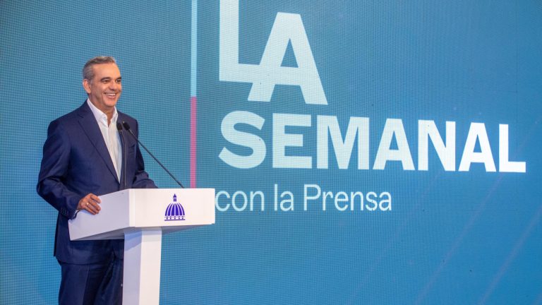 Presidente Abinader atribuye apagones a efectos del calor durante su encuentro con la prensa LA Semanal