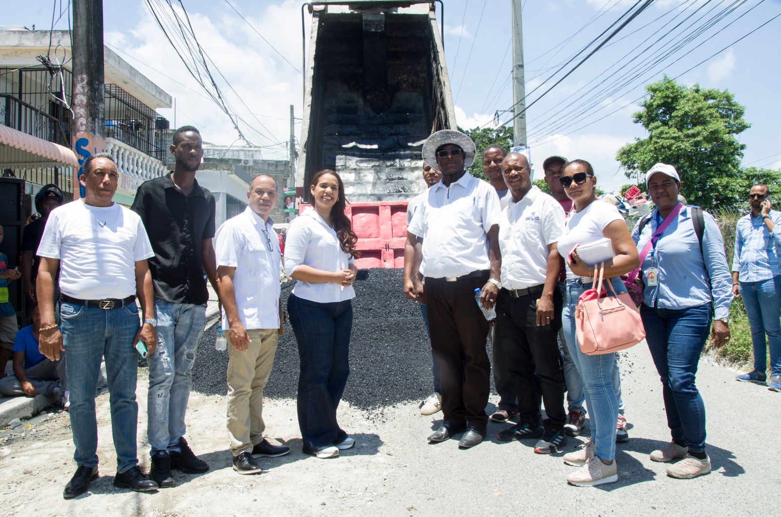 Alcaldesa de Santo Domingo Norte celebra asfaltado de calles en San Felipe