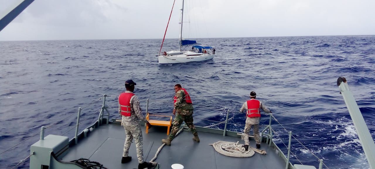 La Armada de República Dominicana rescata a cuatro extranjeros a bordo de un velero en alta mar