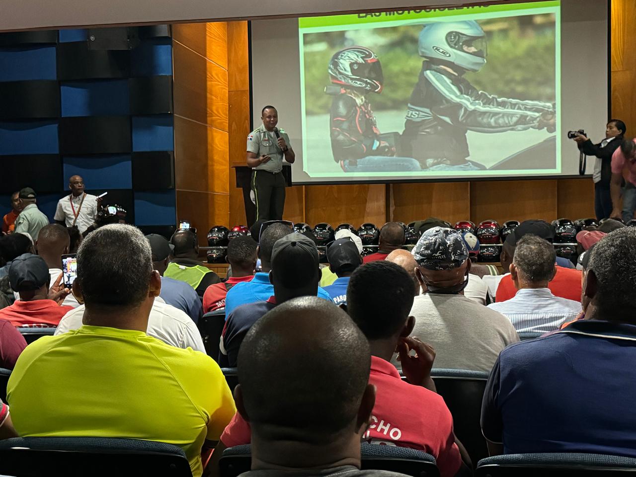 Director de la DIGESETT Lleva Programa "Un Casco Para Salvar Tu Vida" a La Romana