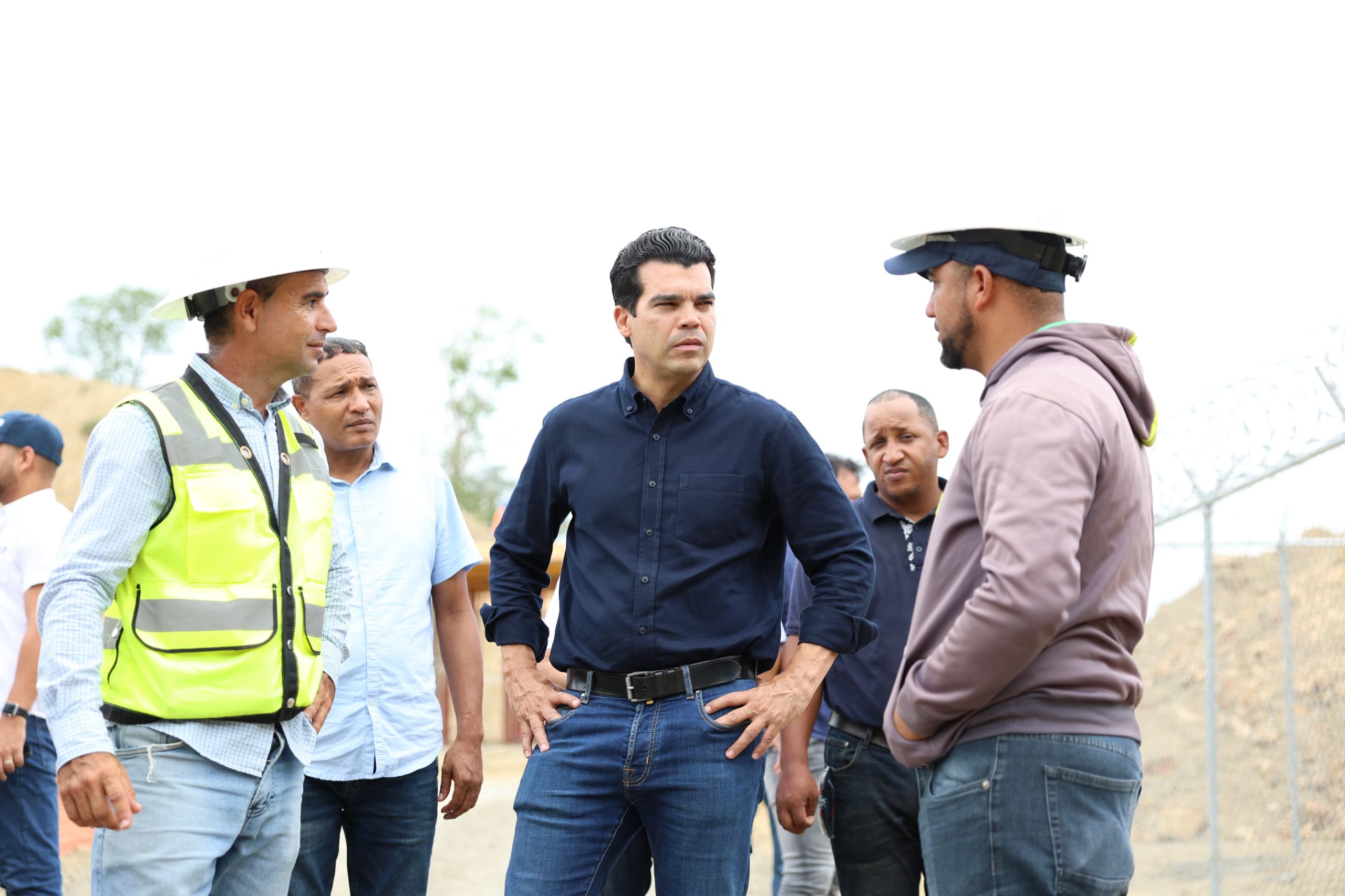 Wellington Arnaud inspecciona construcción de nuevo acueducto de Navarrete