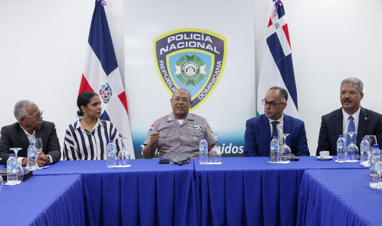 El Director General de la Policía Nacional lidera una reunión clave con representantes del sector bancario dominicano