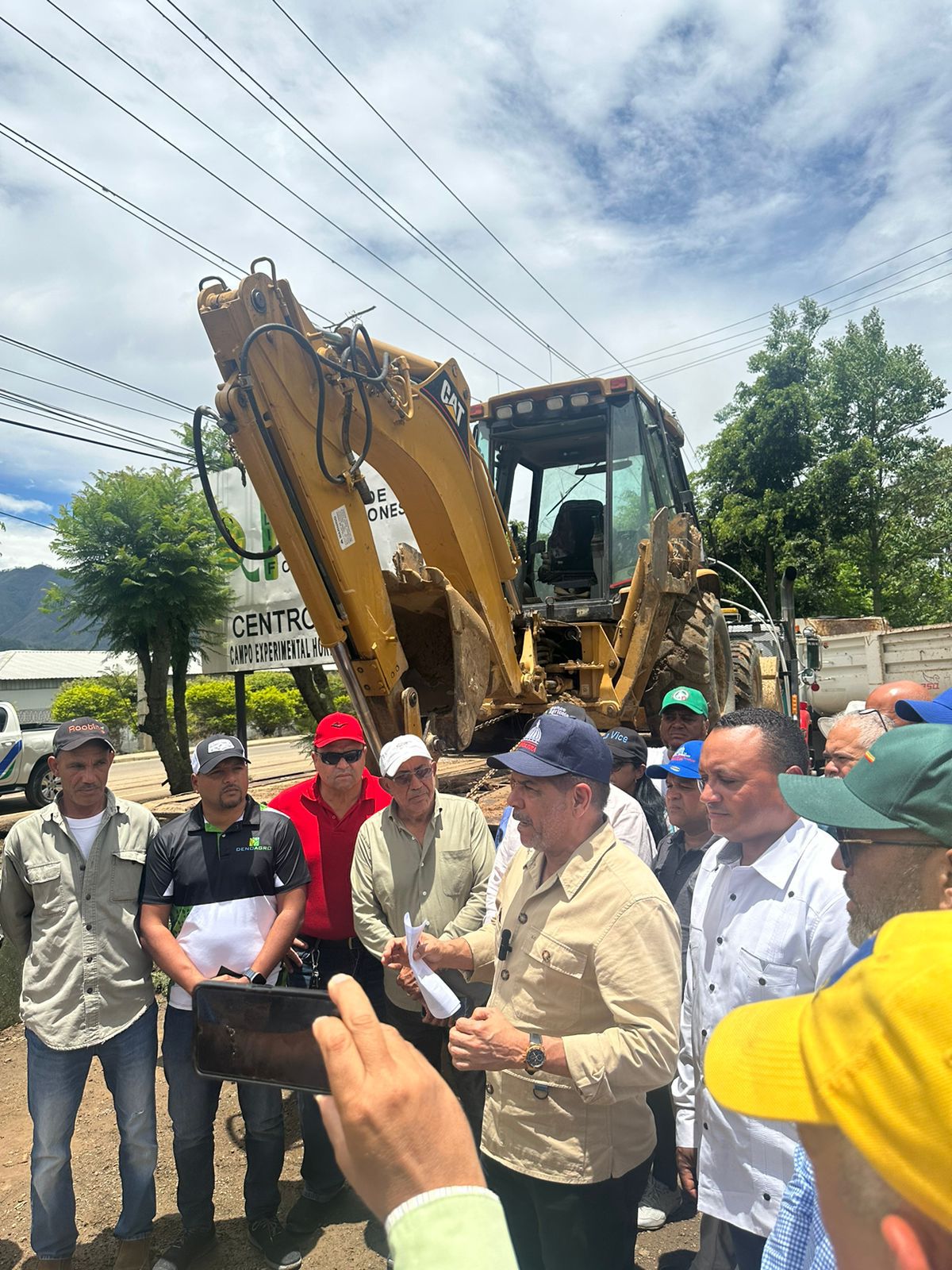 Ministro Limber Cruz lidera operativo de ayuda en Constanza tras lluvias