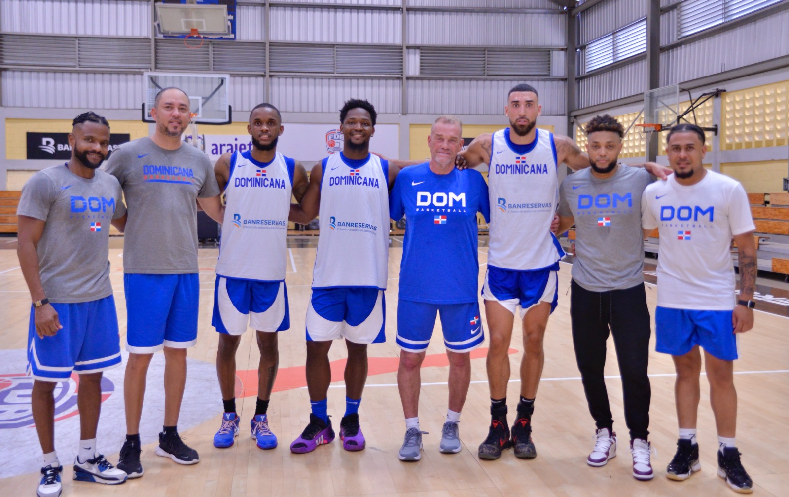 Estrellas del Baloncesto Dominicano se Preparan para el Preolímpico bajo la Dirección de Néstor García