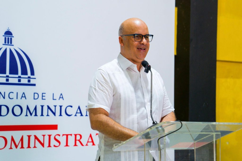 Entrega de Autobús Moderno y Anuncio de Remodelación en Club Rafael Barias en Villa Consuelo