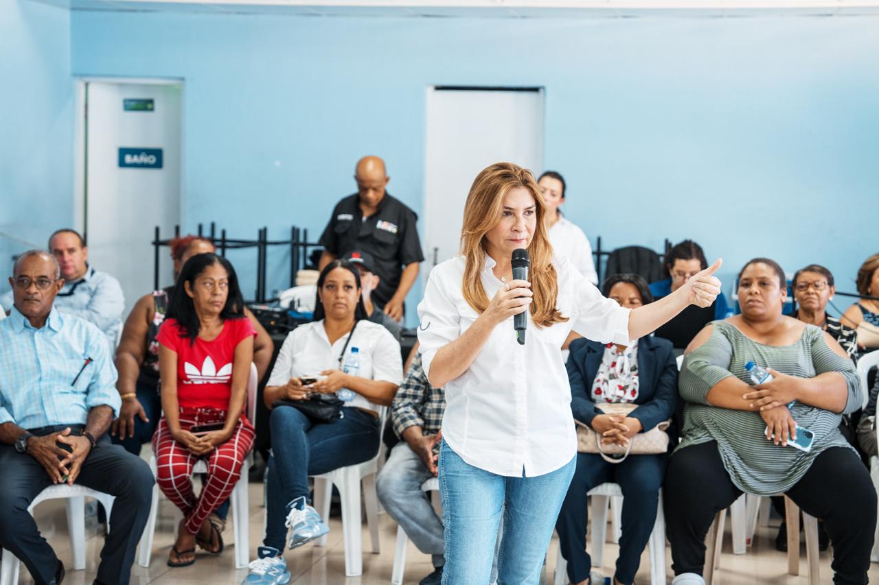 Carolina Mejía lleva el programa "La Alcaldía Llega a Ti" al sector Mata Hambre