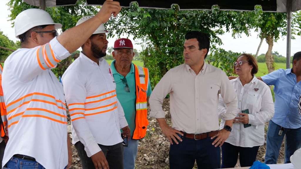 Wellington Arnaud supervisa avances en construcción de alcantarillado sanitario en Licey al Medio, Santiago
