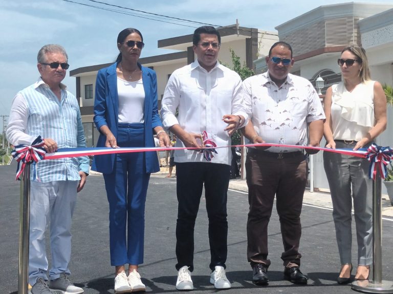 Turismo entrega calles asfaltadas con reparaciones de aceras y contenes en Bayahíbe.