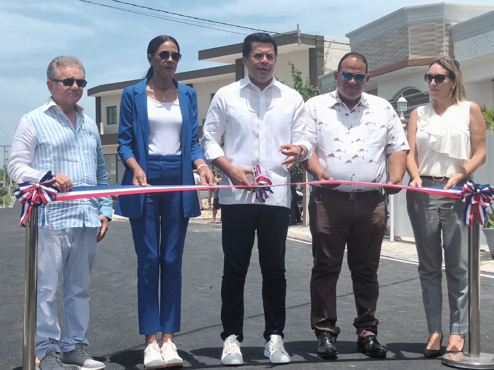 Turismo entrega calles asfaltadas con reparaciones de aceras y contenes en Bayahíbe.