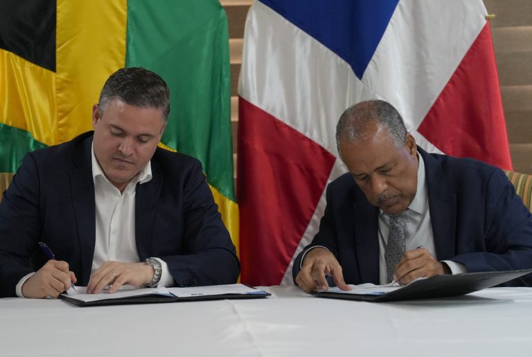 Jean Luis Rodríguez firma memorando de entendimiento con su homólogo de Jamaica