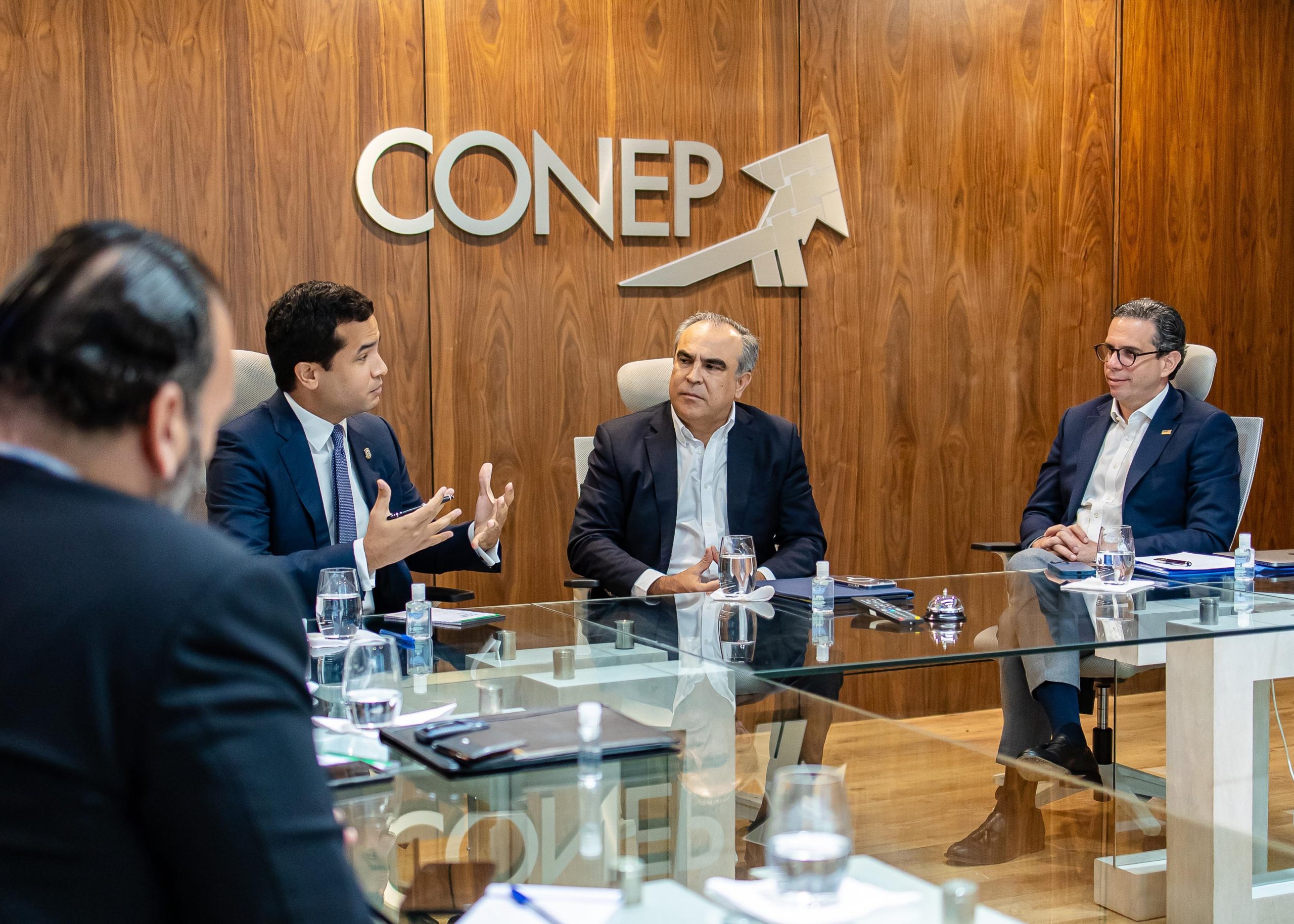 Omar Fernández y CONEP Evalúan Propuestas Estratégicas de Reformas para el Desarrollo Nacional