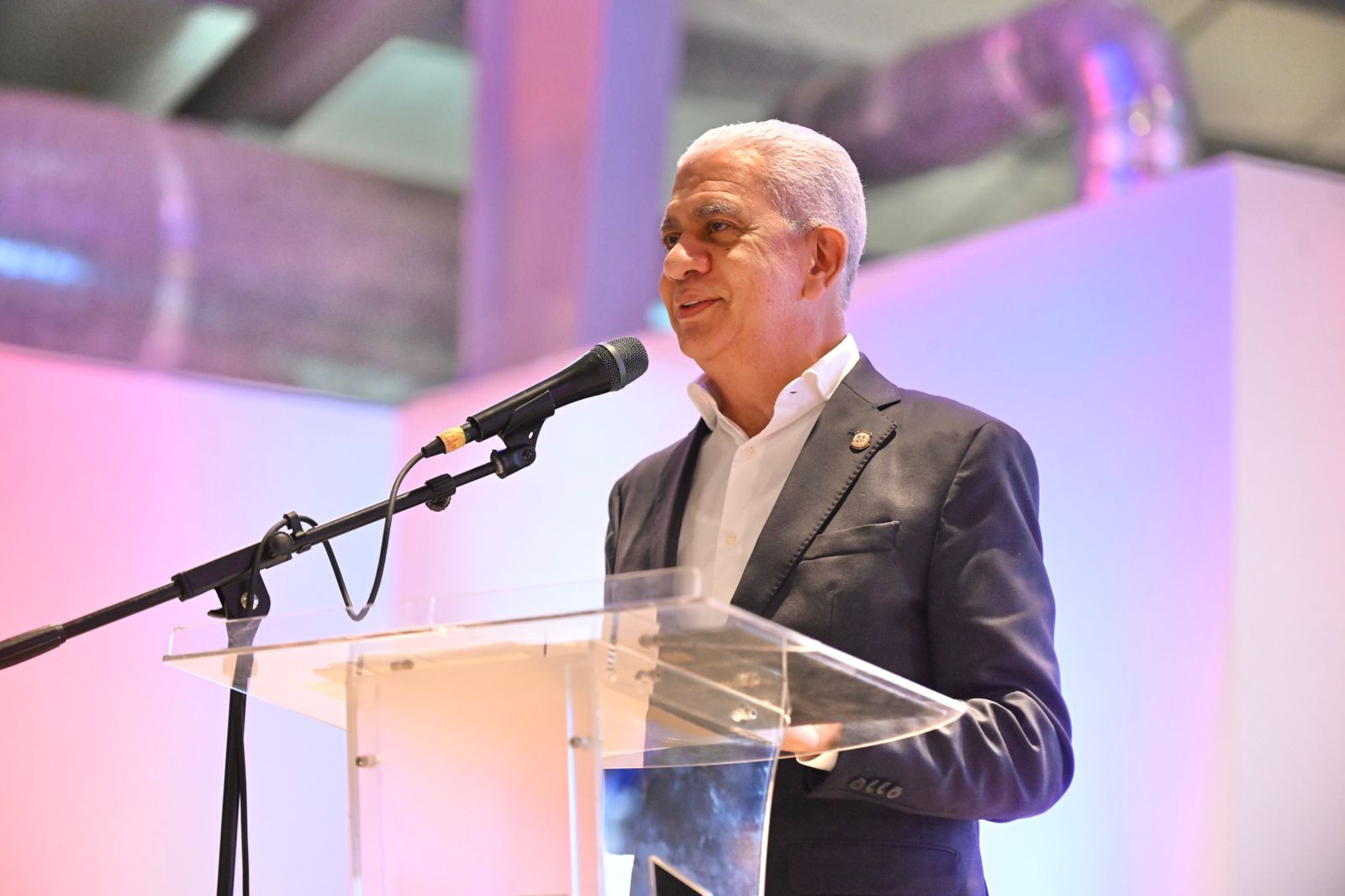 Presidente del Senado se Compromete a Impulsar Leyes para Educación Óptima de Niños y Jóvenes