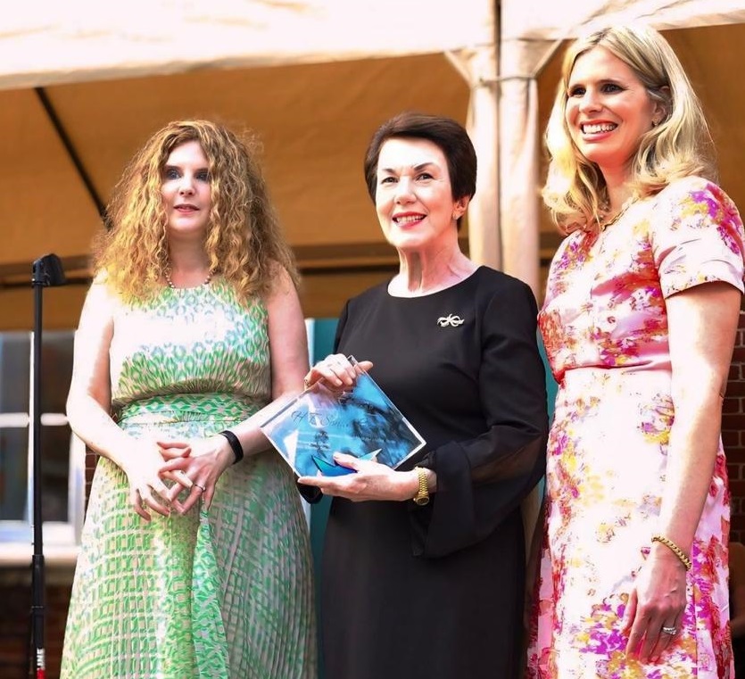 Embajadora Sonia Guzmán Recibe Reconocimiento por su Contribución a la Educación