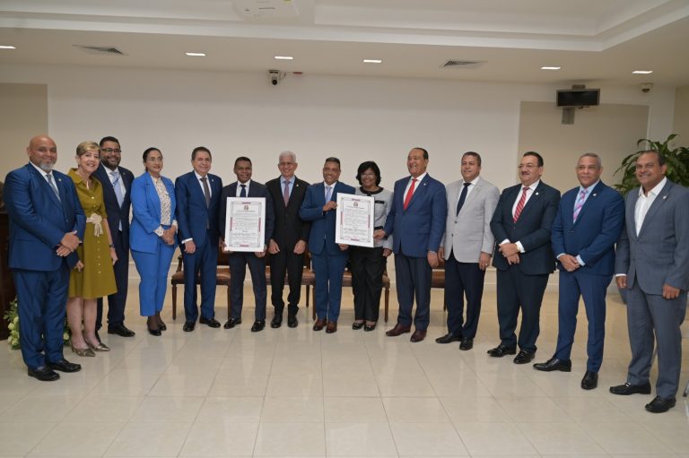Senado Dominicano Reconoce la Trayectoria de los Humoristas Raymond Pozo y Miguel Céspedes