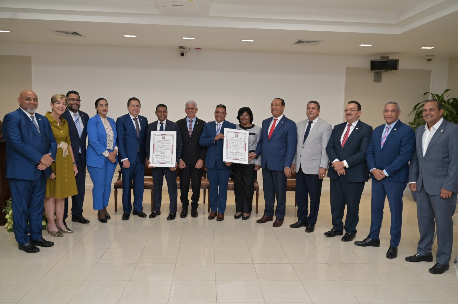 Senado Dominicano Reconoce la Trayectoria de los Humoristas Raymond Pozo y Miguel Céspedes