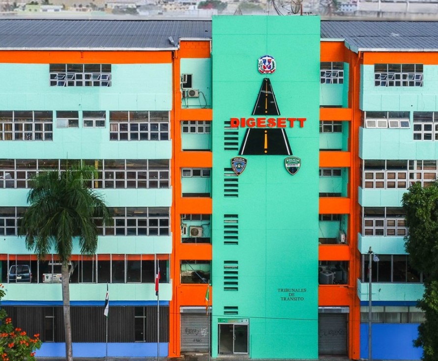DIGESETT Inicia Investigación por Incidente de Motociclista Detenido al Subir por Elevado