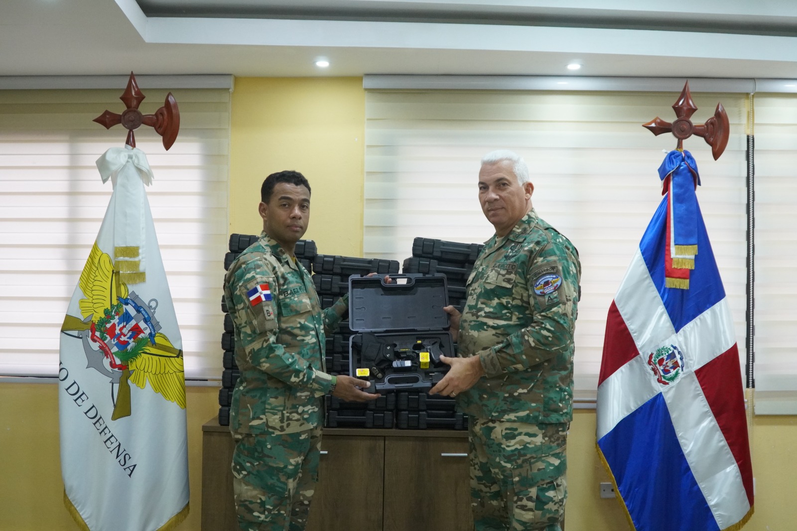 CESMET fortalece la seguridad del Sistema Integrado de Transporte Metro y Teleférico con nuevas pistolas eléctricas