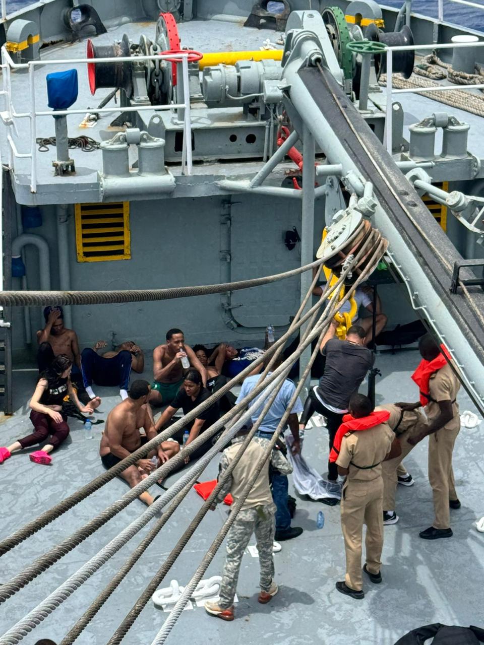 La Armada de la República Dominicana rescata a 17 personas en operativo exitoso