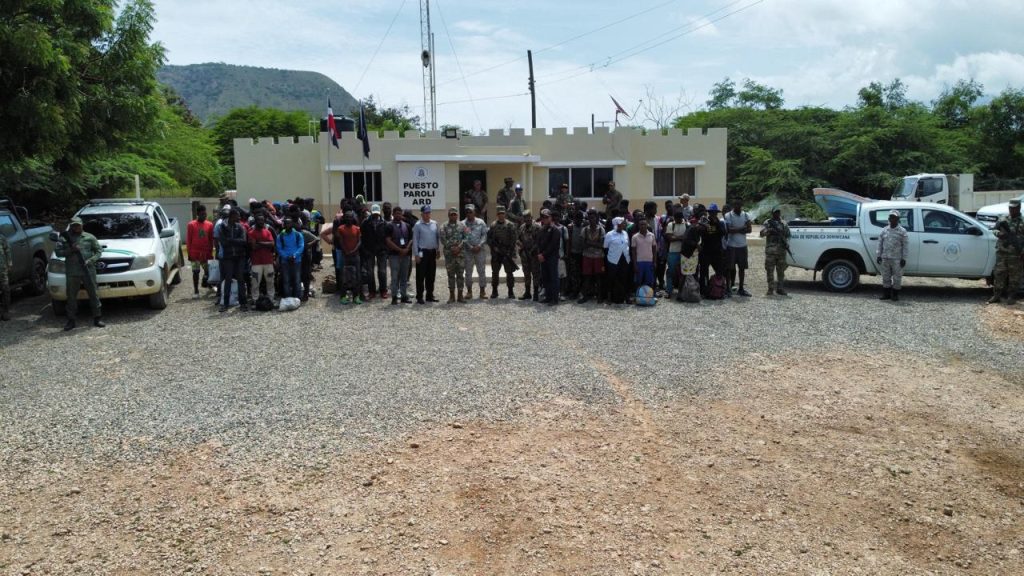 Armada Dominicana intercepta embarcación con 97 haitianos en operativo en Cayo Muerto