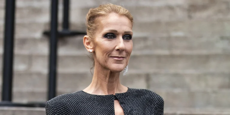 NUEVA YORK - La icónica cantante Celine Dion desafió los falsos rumores sobre su salud el lunes en la alfombra roja del estreno del conmovedor documental "I Am: Celine Dion". La película, que explora su carrera brillante y sus desafíos recientes con una enfermedad neurológica, se centra en momentos reveladores y emotivos de la vida de la artista. Dion, conocida por éxitos como "My Heart Will Go On", reveló que su reciente diagnóstico de síndrome de la persona rígida (SPR) no ha disminuido su determinación como artista. A pesar de la adversidad, expresó gratitud por el apoyo recibido de su familia, equipo médico y seguidores, describiendo su lucha diaria como una "eterna". El documental, dirigido por Irene Taylor, captura no solo los desafíos físicos de Dion, como los espasmos musculares que afectan su voz, sino también momentos íntimos con su familia y su enfoque resiliente hacia la vida. Dion compartió su historia de manera auténtica, desde la alegría hasta el sufrimiento, buscando inspirar a otros enfrentando circunstancias similares. "Esta película es mi carta de amor para cada uno de ustedes", declaró emocionada ante una audiencia en Manhattan, que respondió con una ovación. Dion, quien ha vendido más de 250 millones de álbumes en todo el mundo, compartió su esperanza de volver a los escenarios pronto, mostrando su inquebrantable espíritu y amor por la música. Celine Dion Declaró Que Su Pasión Como Artista Permanece Firme a Pesar de Problemas de Salud