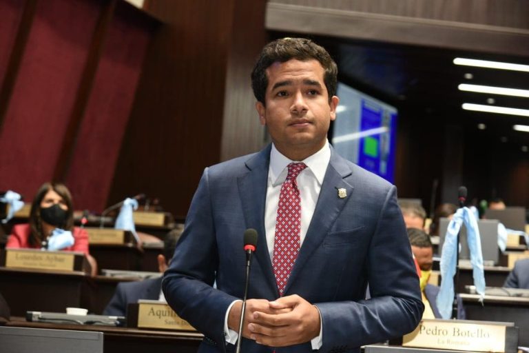 Crece el debate político por propuesta de indexación salarial presentada por Omar Fernández