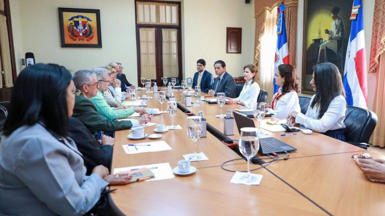 Suspensión de Reuniones entre Gobierno y CMD: Incertidumbre en el Diálogo Médico
